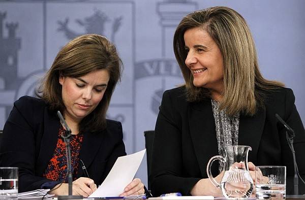 La vicepresidenta, Soraya Sáenz de Santamaría y la ministra de Trabajo, Fátima Báñez