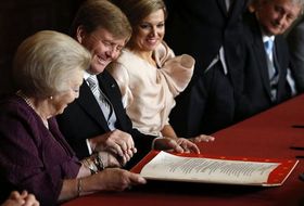 Firma de la abdicación de Beatria de Holanda en su hijo Guillermo