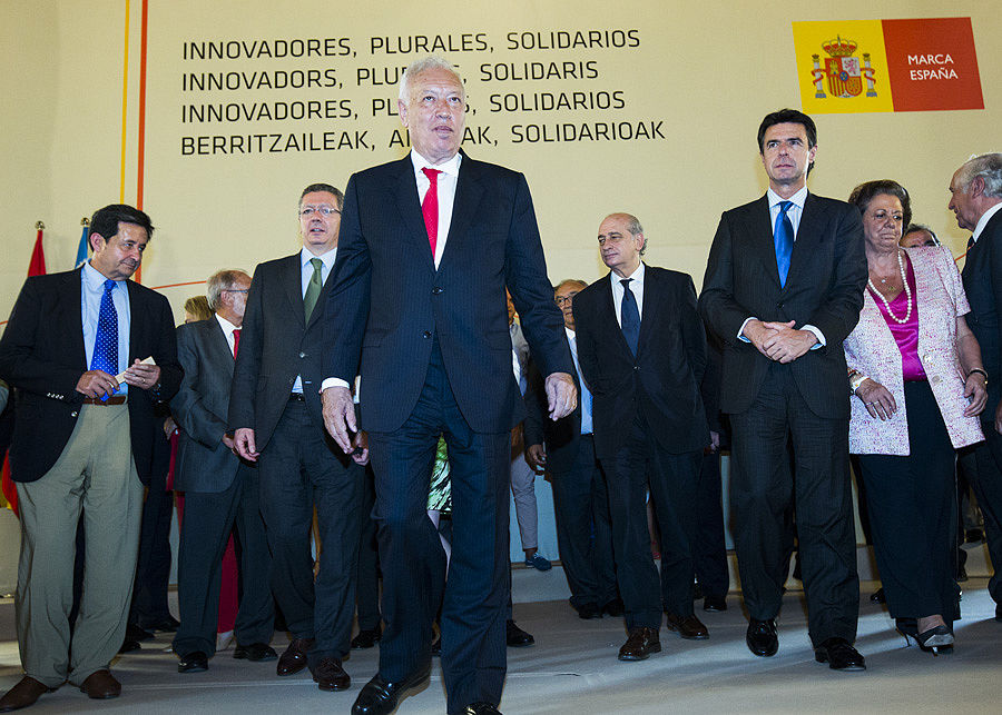 Margallo, junto a otros ministros en un acto en Valencia.   FOTO: EVA MÁÑEZ