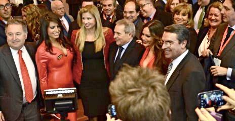 El presidente de la Diputación, Alfonso Rus, posó sonriente entre las dos señoritas objeto de atención