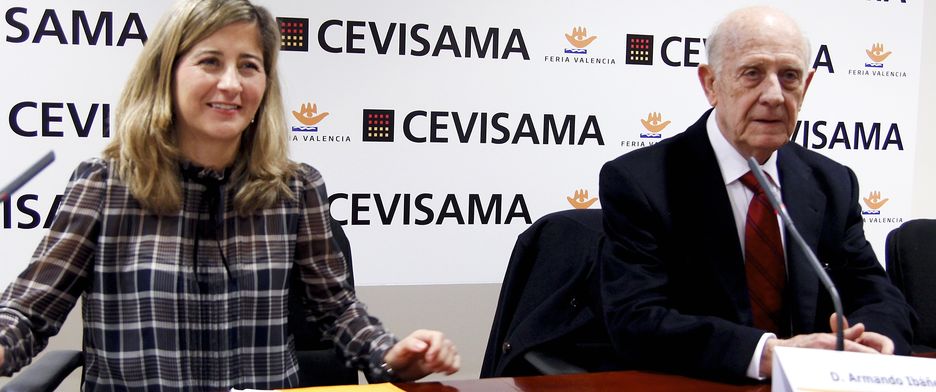 La directora de Cevisama, Carmen Álvarez, y el presidente, Armando Ibáñez