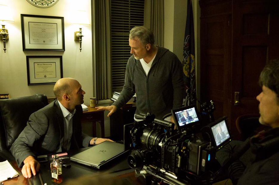 En la imagen, David Fincher dirige una escena de la primera temporada