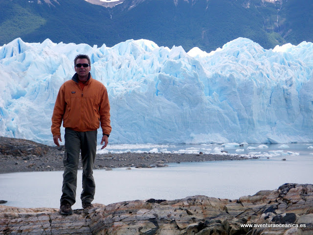 Una parada turística frente al glaciar Perito Moreno