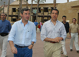 Foto de verano de 2002, EFE. El entonces ministro Ángel Acebes y el president de la Generalitat Eduardo Zaplana en Terra Mítica