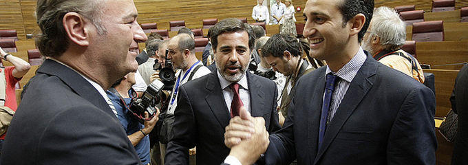 Alberto Fabra y César Sánchez se saludan en presencia de Alfredo Castelló