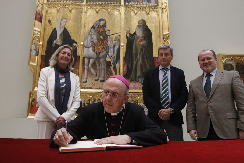 El arzobispo de Valencia durante la visita al museo, en presencia de una feliz Paz Olmos. FOTO AVAN