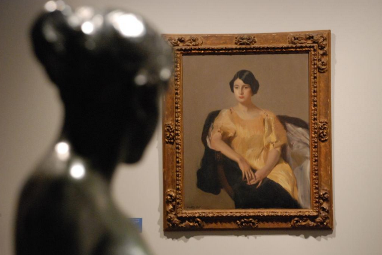 Fotografía de la exposición de la obra de Helena Sorolla en el Centro del Camren con el citado retrato de 1909 al fondo