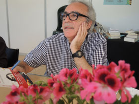 Juan José Millás durante la firma de ejemplares de su libro 'La mujer loca' en la Fira del Llibre de Valencia