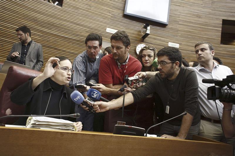 La diputada de Compromís, Mónica Oltra en su escaño, tras negarse a abandonar el hemiciclo durante el pleno de Las Cortes Valencianas. EFE/Gustavo Grillo