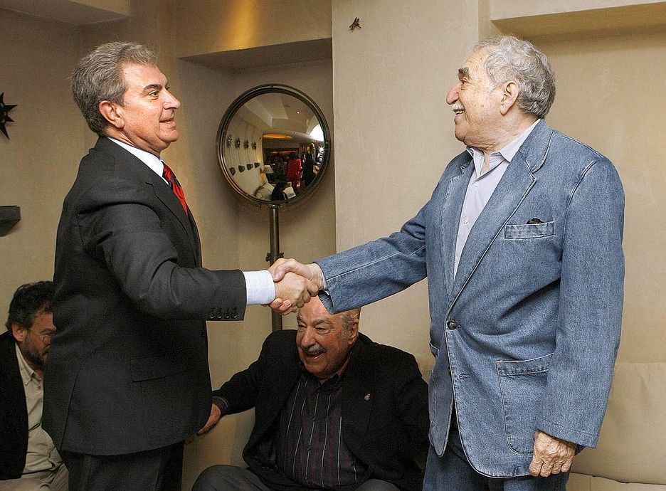 Molina saluda a García Márquez en presencia de Mutis.