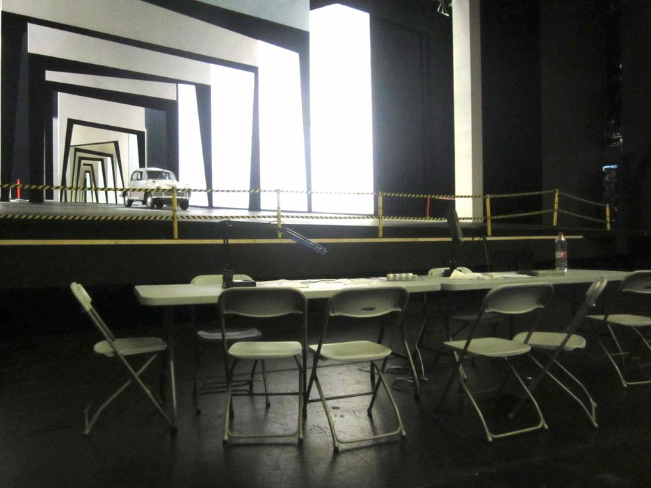 Mesa donde preparan los ensayos, a los pies del escenario.