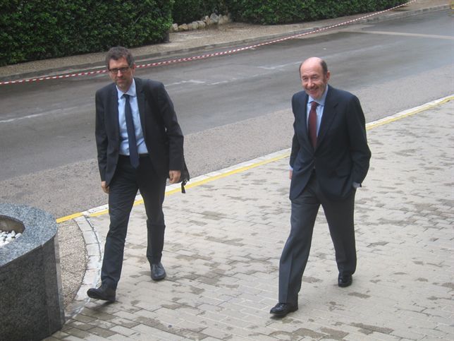 Alfredo Pérez Rubalcaba (derecha) a su llegada a la reunión de la ejecutiva federal