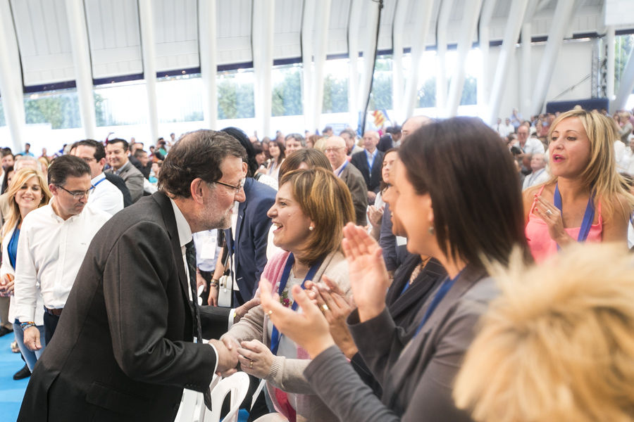 Rajoy saluda a Isabel Bonig, futura secretaria general del PPCV, ante la mirada de María Jose Català | EVA MÁÑEZ