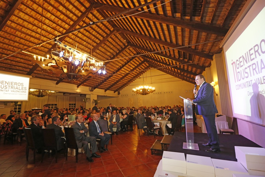 El decano del COIICV, Miguel Muñoz, se dirige al público asistente