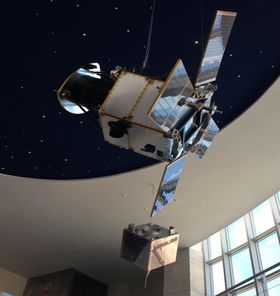 Maquetas de satélites DEIMOS-1 y DEIMOS-2 orbitando el nuevo Centro de Integración de Satélites de Elecnor Deimos en Puertollano 