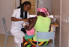 Una doctora atiende a una madre y su hijo en Senegal