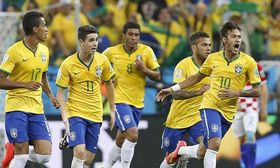 Neymar celebra un gol durante la fase de grupos