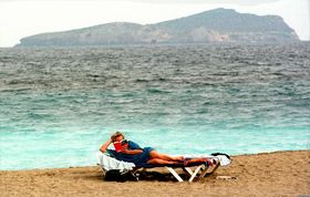 Una bañista descansa en una playa de Ibiza