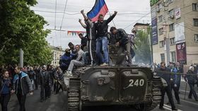 Los prorrusos sobre un tanque en Ucrania