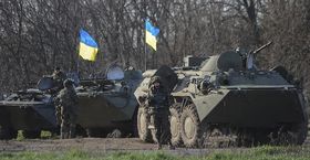 Soldados ucranianos junto a tanques de su Ejército