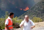 Investigan las causas del incendio de la Vall d'Uixò, que afecta a monte bajo y rodales de pino