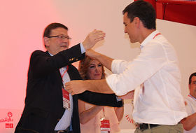 Ximo Puig abraza a Pedro Sánchez