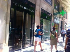 Estrella Brújula temerario La firma Tommy Hilfiger cierra sus puertas en la 'milla de oro' de Valencia