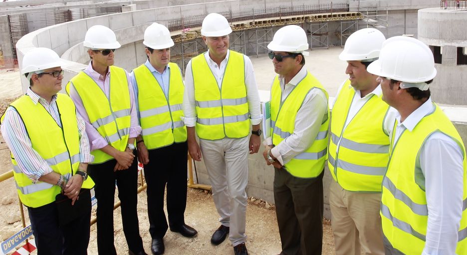 Alberto Fabra, en el centro, durante una visita a unas obras hidráulicas este jueves en Castellón