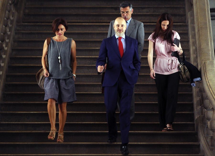 David Serra, en el centro, tras declarar en el TSJCV