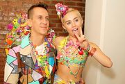 Miley Cyrus entre golosinas y mucho color para Jeremy Scott