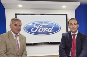 José Pérez (izq), director de Comunicación de Ford Almusafes y J. Ignacio Lijarcio, de Fesvial