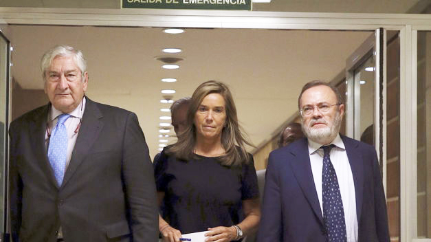 Javier Rodríguez (izquierda) junto a la ministra Ana Mato (centro)