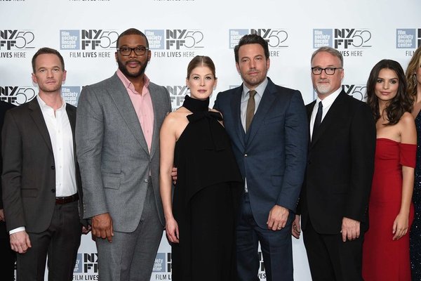 De izquierda a derecha: Harris, Tyler, Pike, Affleck, Fincher y Ratajkowski