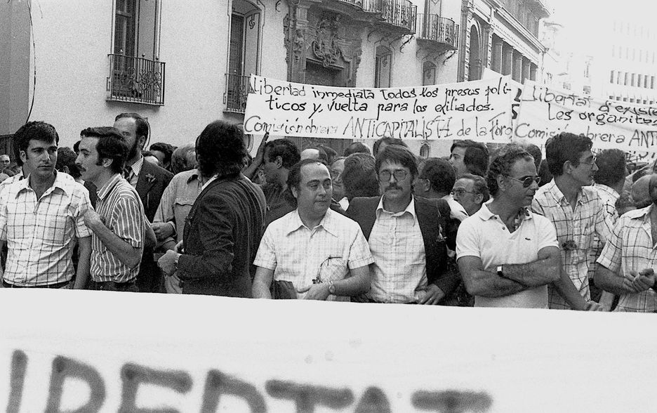 Valencia, 1976. Primero por la izquierda, Lluch; a la derecha, segundo, Broseta. FOTO: T. PARICIO