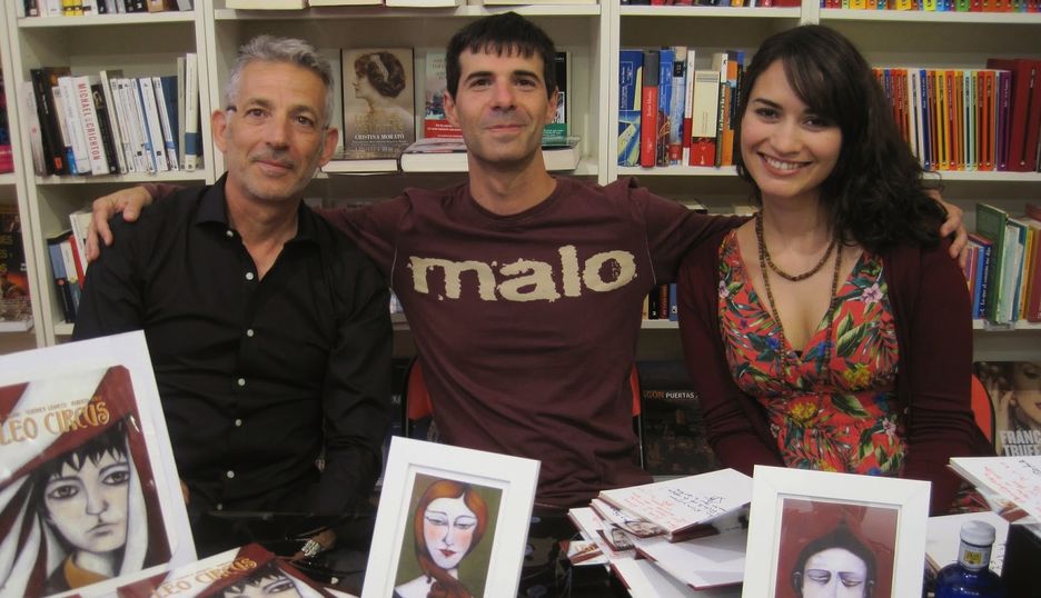 J. E. 'Joe' Álamo, Roberto Malo y Verónica Leonetti, durante una firma de libros.