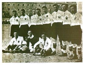 Primer equipo oficial del Valencia en el campo del Algirós en 1919.