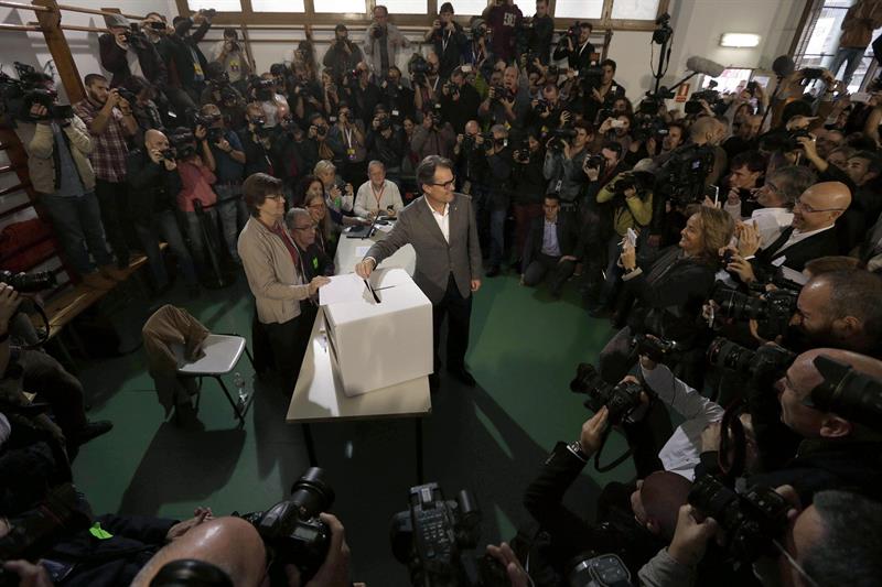 Artur Mas mira a las cámaras, antes de votar. FOTO: EFE.