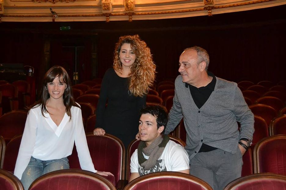 De izquierda a derecha: Susana Abaitua, Sandra Cervera (actriz valenciana de la serie), Carlos Serrano y Enric Benavent (actor valenciano de la serie)