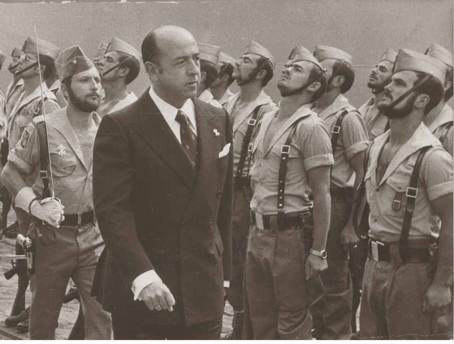 José Utrera Molina pasando revista a la Legión en 1975.