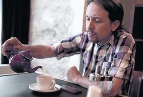 Pablo Iglesias, escanciándose un te