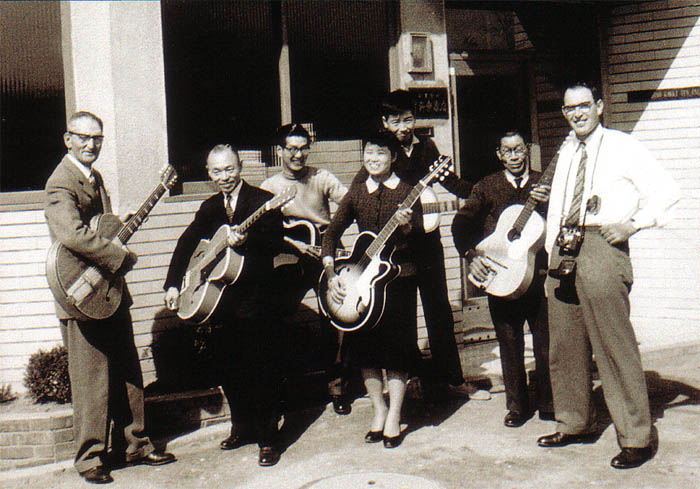 Foto de Ibanez con algunos de sus modelos de 1959