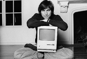 El joven Steve Jobs con uno de los primeros ordenadores Apple