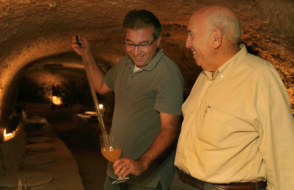 Pablo Calatayud y su padre Paco en una de las bodegas del subsuelo.