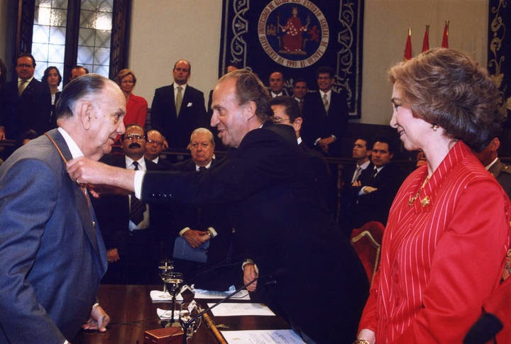 Cela recibe feliz el Cervantes de manos del rey en 1995. FOTO: EFE.