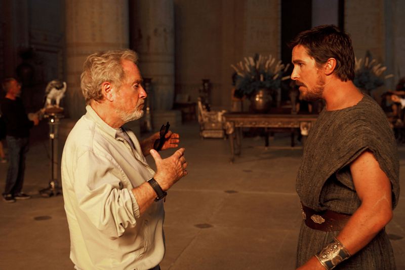 Ridley Scott da indicaciones a Christian Bale durante el rodaje de 'Exodus'.