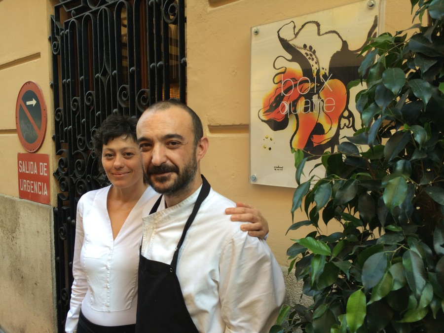 Cristina Lozano y Josué Ribes, en la puerta de su local. 