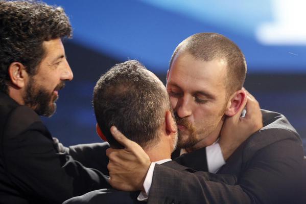 Raúl Arévalo y Javier Gutiérrez se besan en presencia de Alberto Rodríguez. FOTO: EFE.