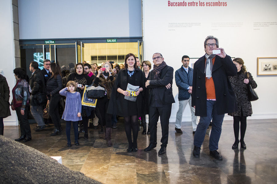 Catalàs y Cortés entran en la galería 1, inaugurando la exposición.