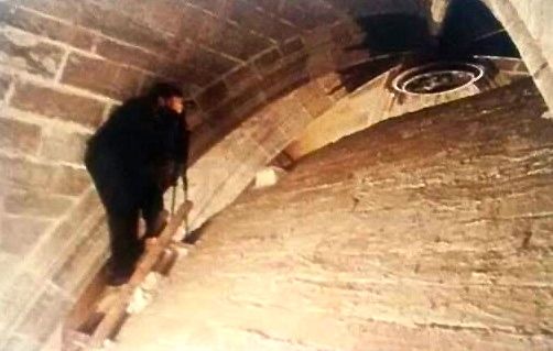 Una persona accede a la bóveda gótica de la iglesia del monasterio de la Trinidad. FOTO: A. Z.