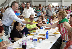 El presidente Fabra, durante una comida con pensionistas